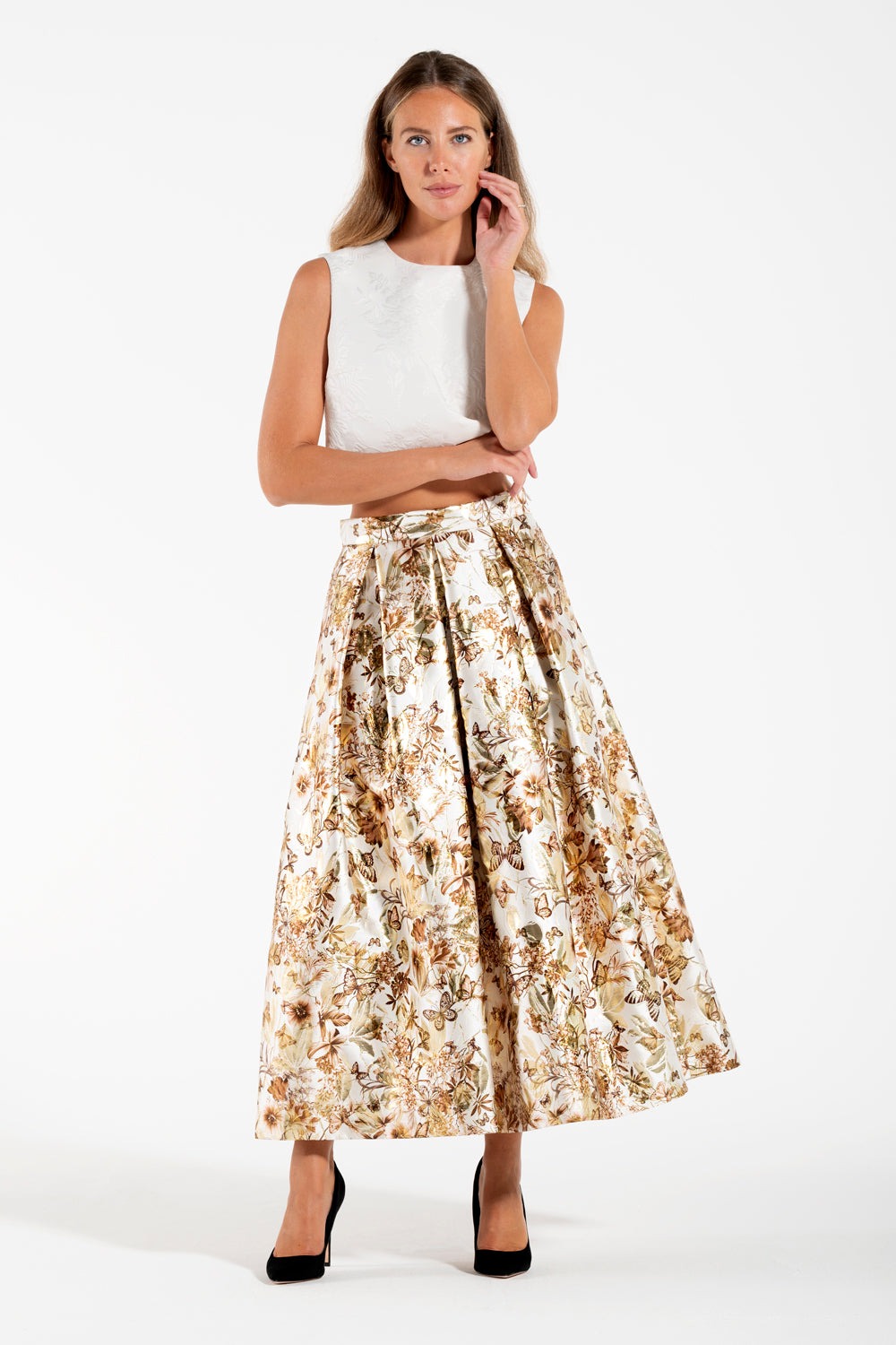Woman wearing Gonna Luna LX butterfly brown printed midi skirt with high waist and pockets