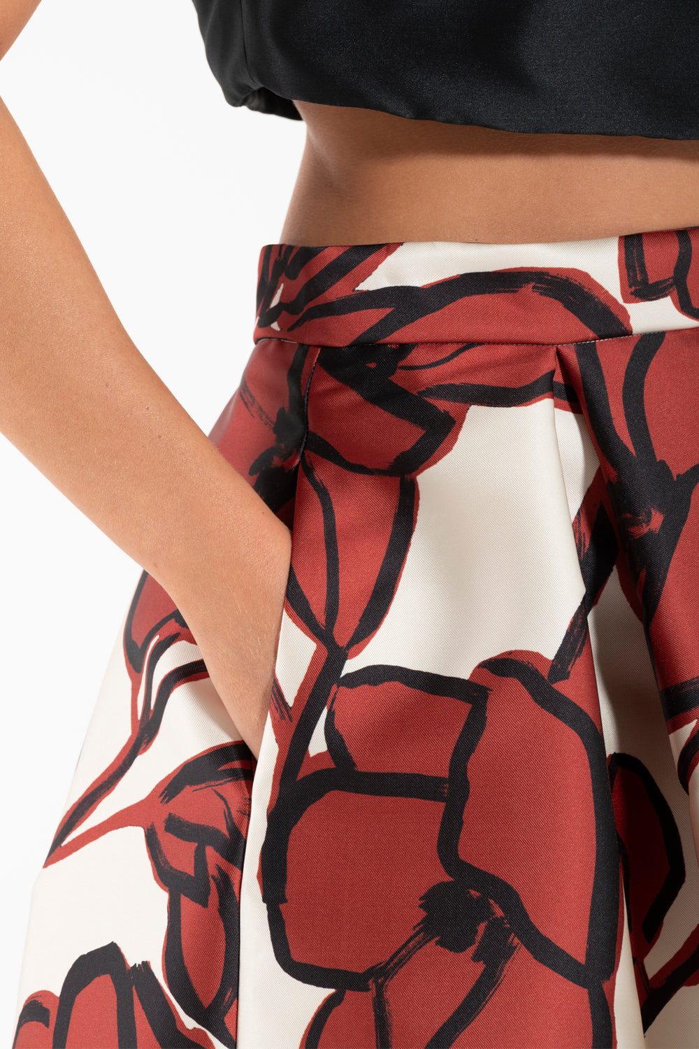 Close-up of Gonna Luna K midi skirt in brown floral print with pockets and high waist