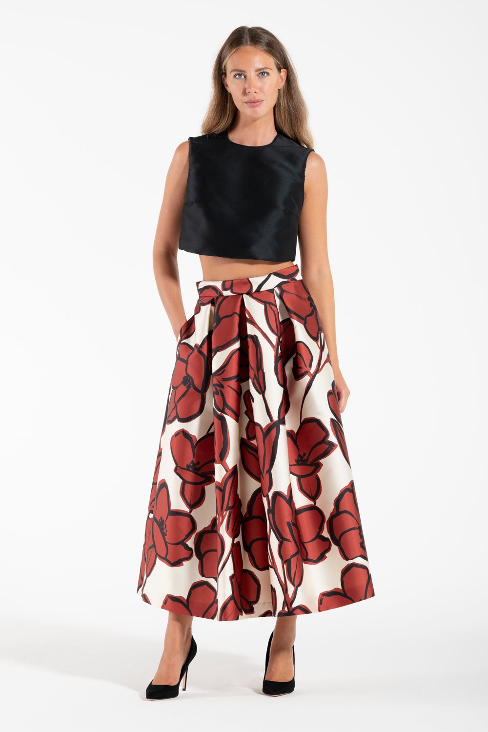 Woman wearing Gonna Luna K midi high-waist brown floral printed skirt with pockets and invisible zipper closure