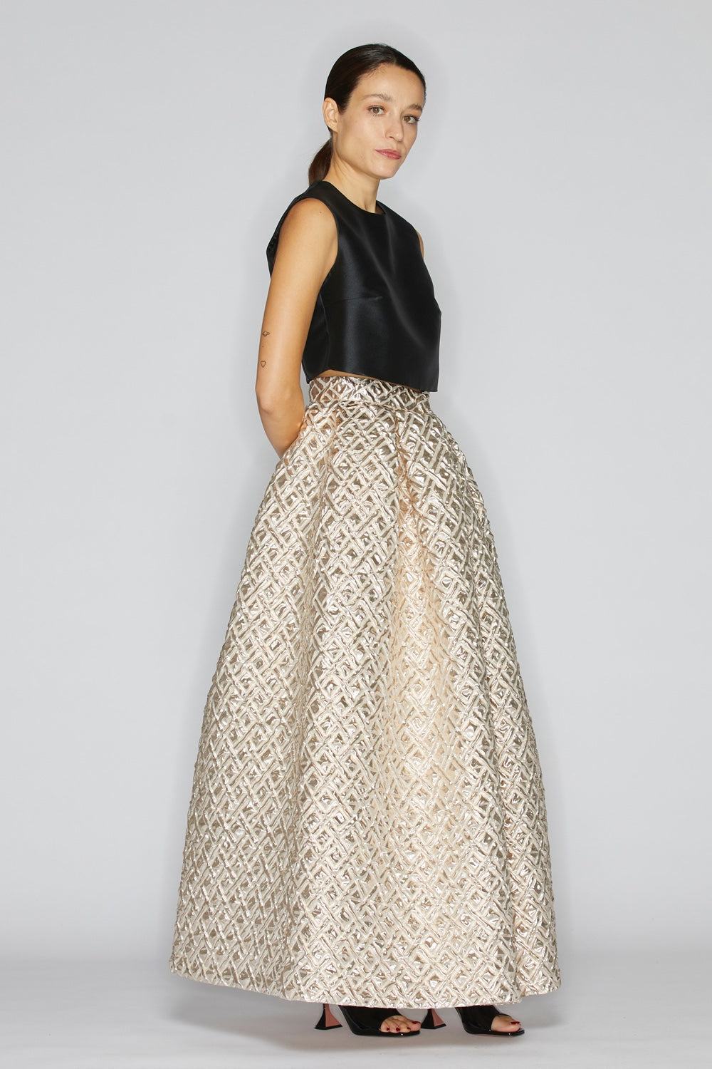 Woman wearing Gonna Platinum Long midi brocade skirt with high waist and invisible zipper