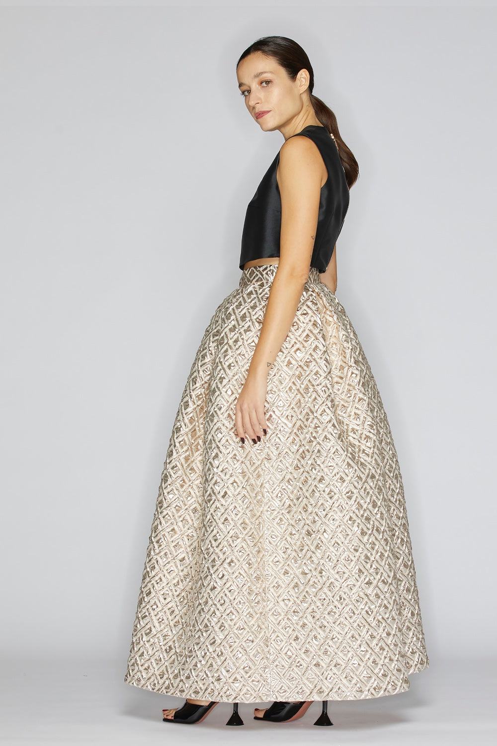 Woman wearing Gonna Platinum Long high-waist midi skirt in platinum brocade fabric with invisible zipper and lining.