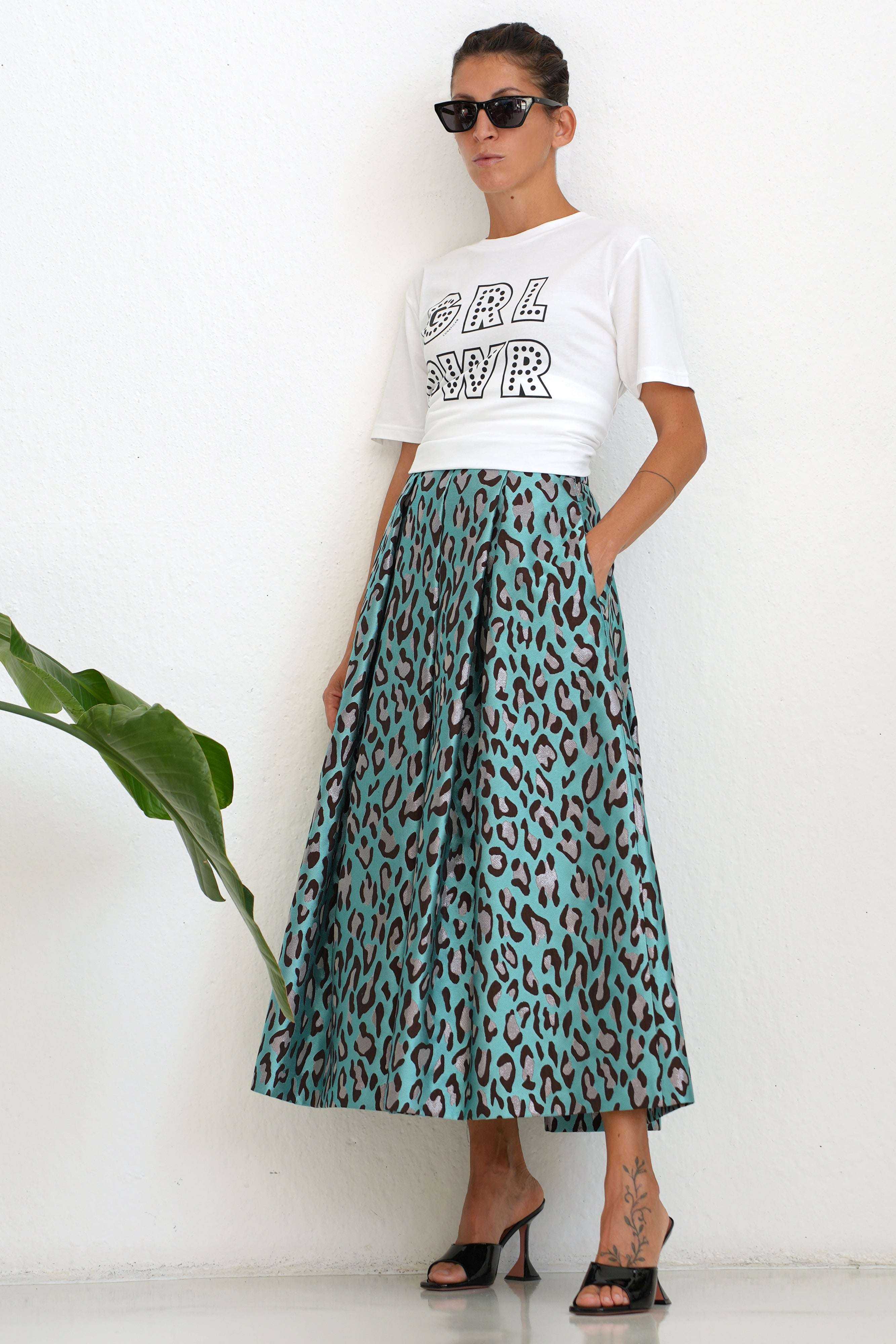 Woman wearing Gonna Animalier LX Azur pleated jacquard animal print skirt with lurex thread and pockets.