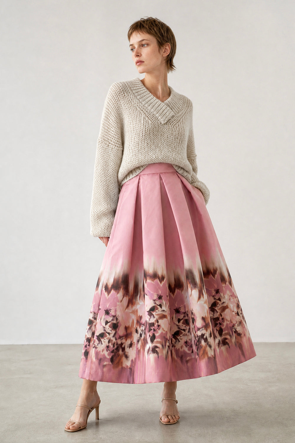 Gonna Balsa Rosa a vita alta strutturata in mikado stampato, abbinata a cardigan beige crema