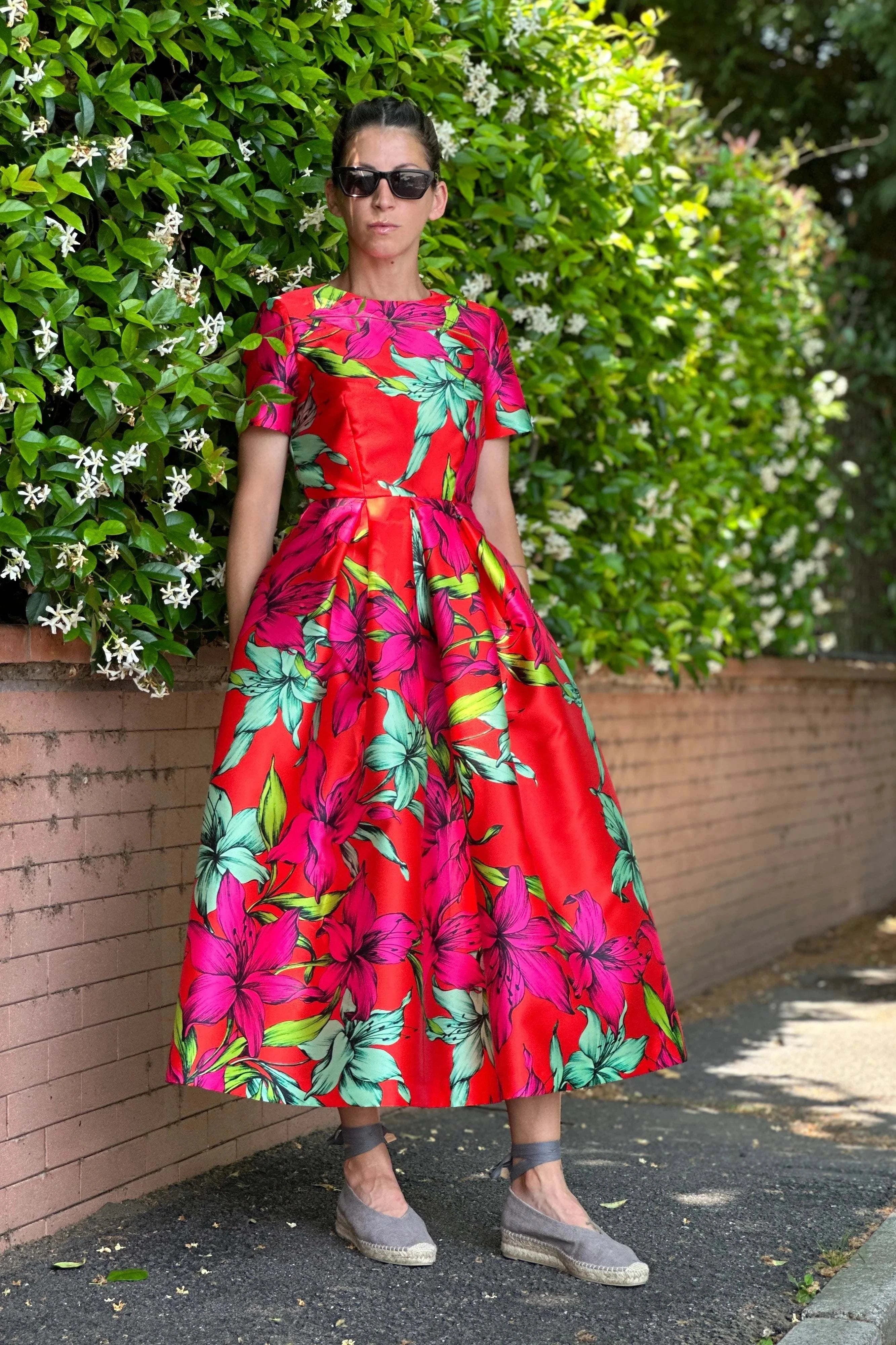 Red Flower Dress: Elegant short-sleeved dress with pleated skirt –