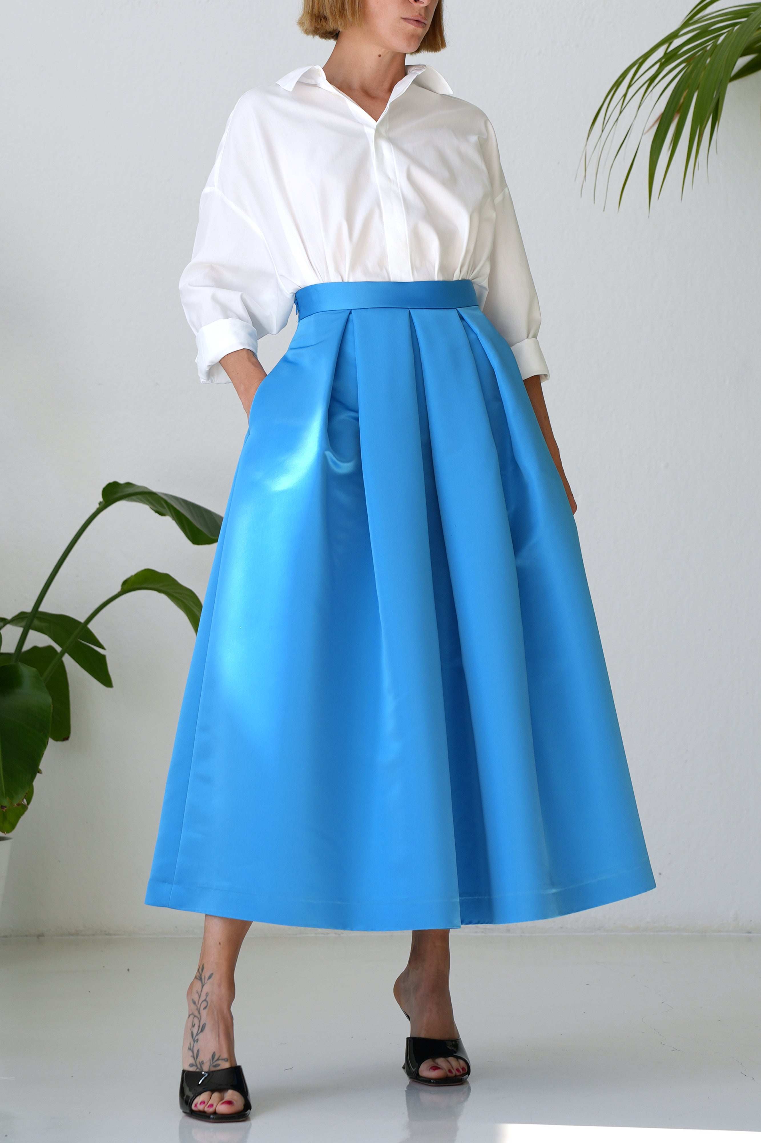 Elegant Azzurro duchesse pleated skirt with invisible zip and pockets, made in Italy