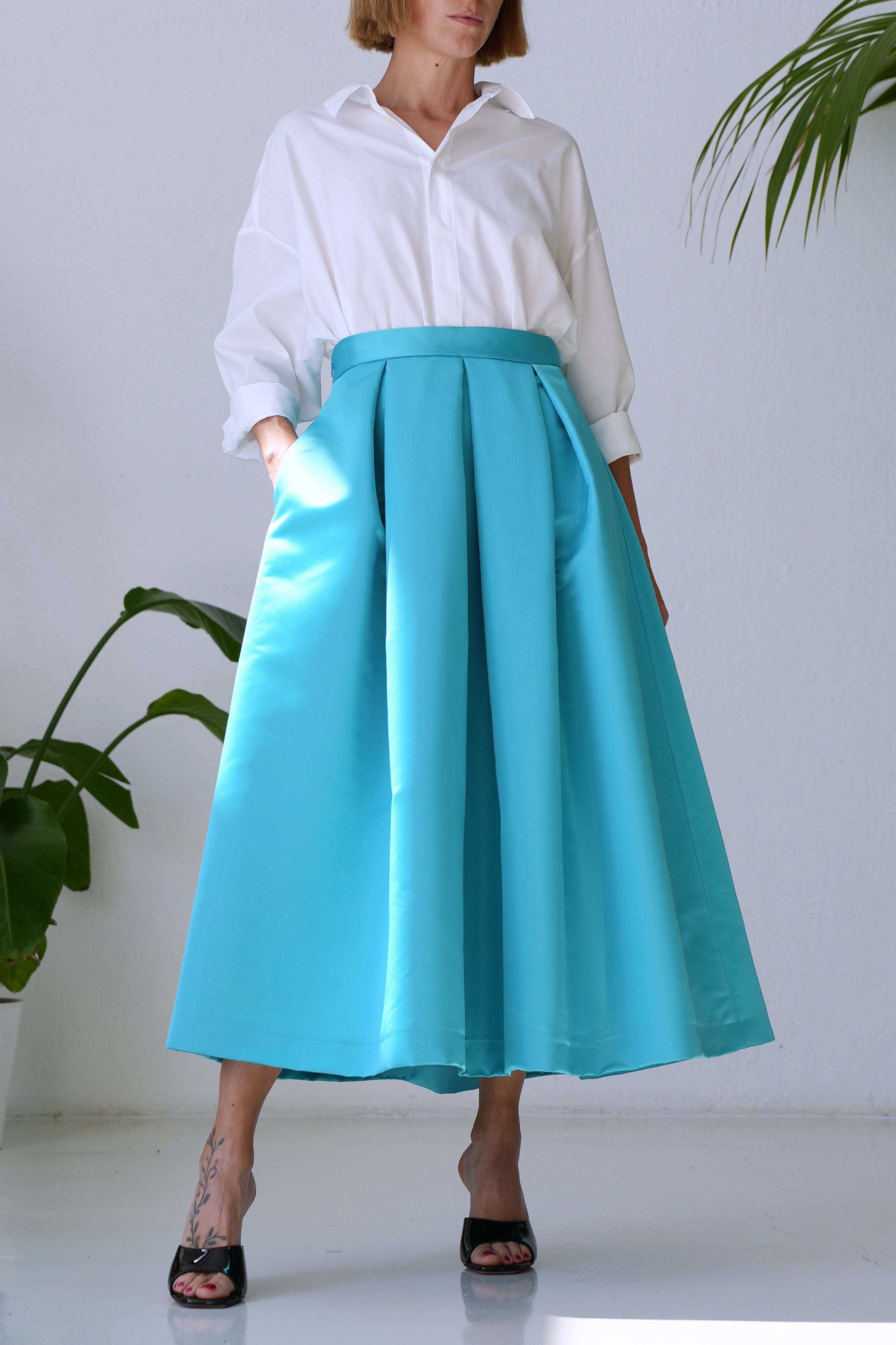 Gonna duchesse Celeste pleated midi skirt with pockets and invisible zipper in light blue duchesse fabric