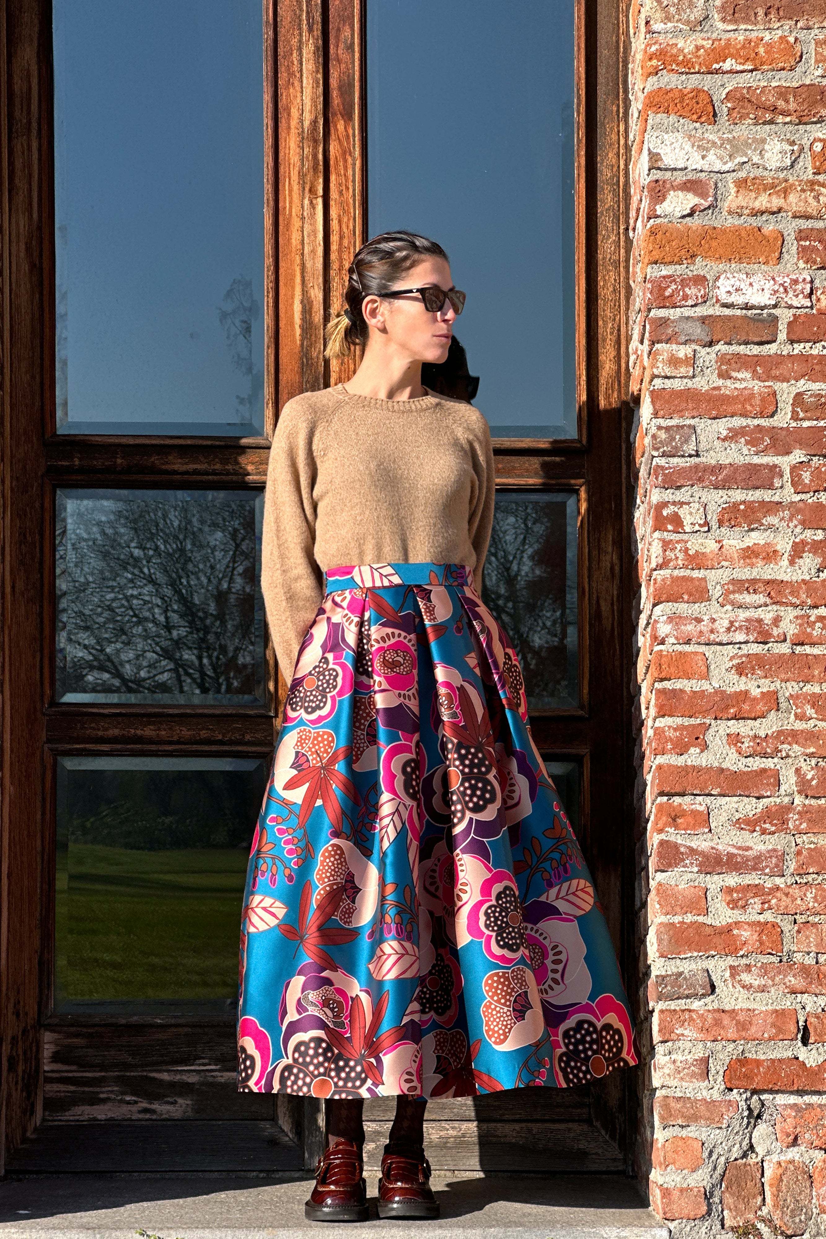 Donne indossano gonna Garden Blu midi ampia in tessuto mikado floreale con cintura alta e tasche, stile Made in Italy