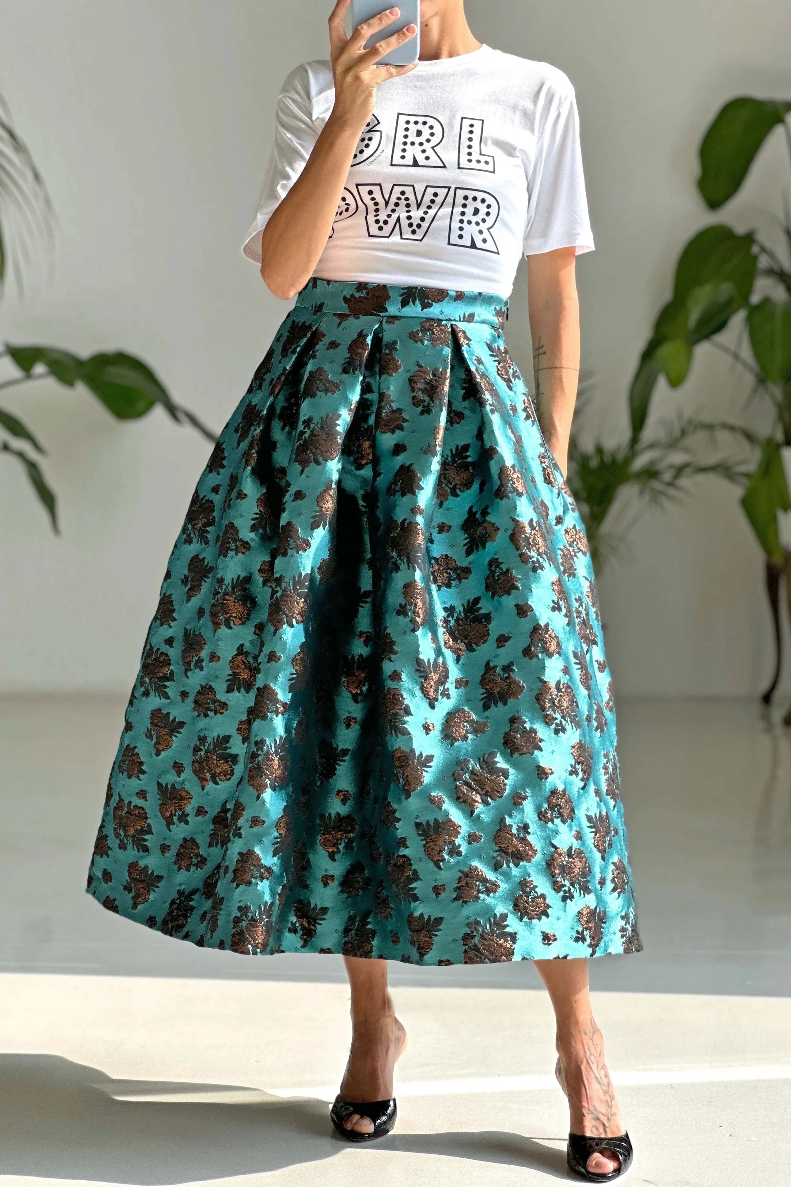 Turquoise jacquard midi skirt with lurex thread, high waist, invisible zipper, and floral pattern