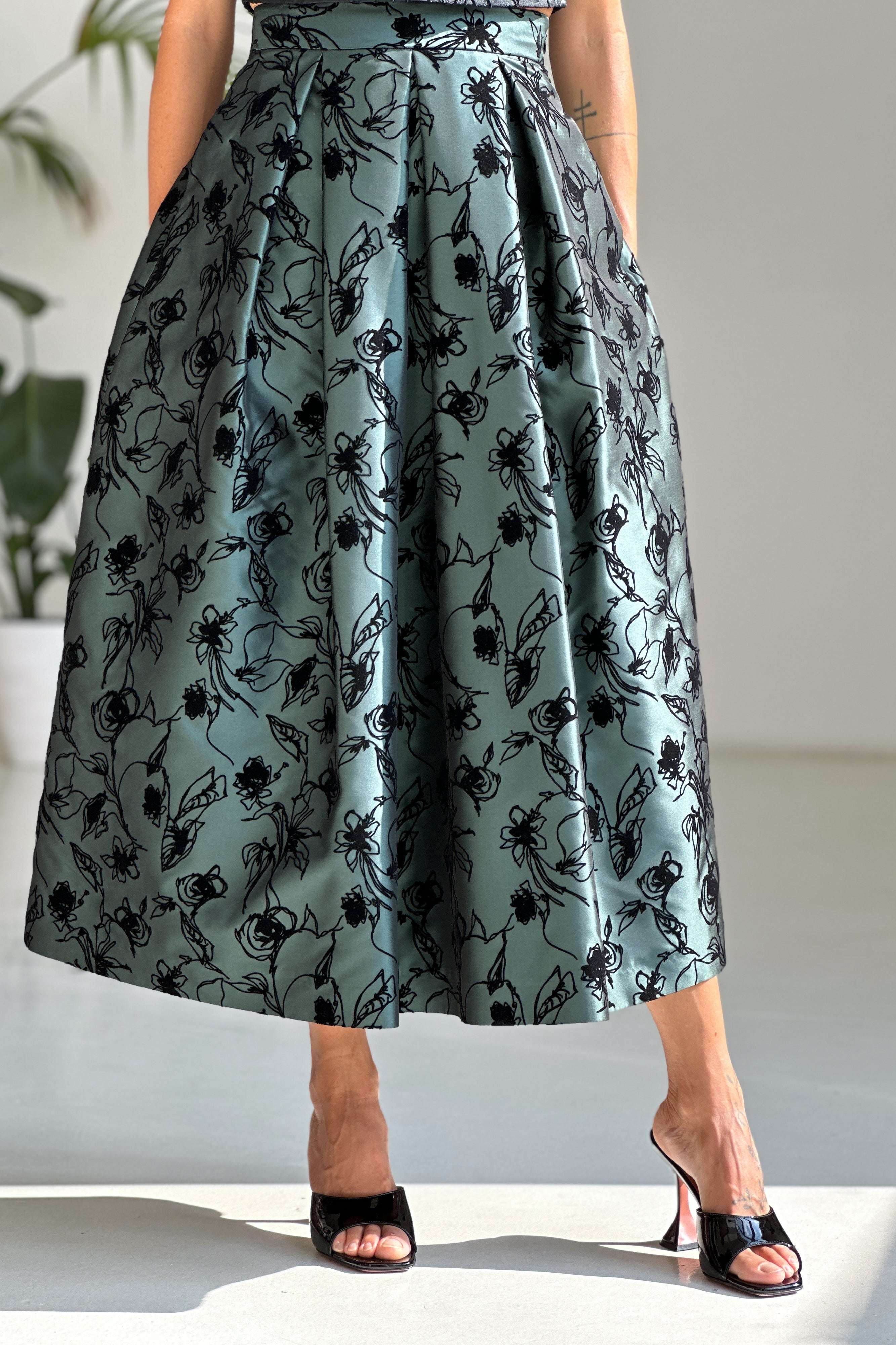 Gonna Milano Green midi a pieghe in tessuto floccato floreale con tasche e chiusura invisibile made in Italy