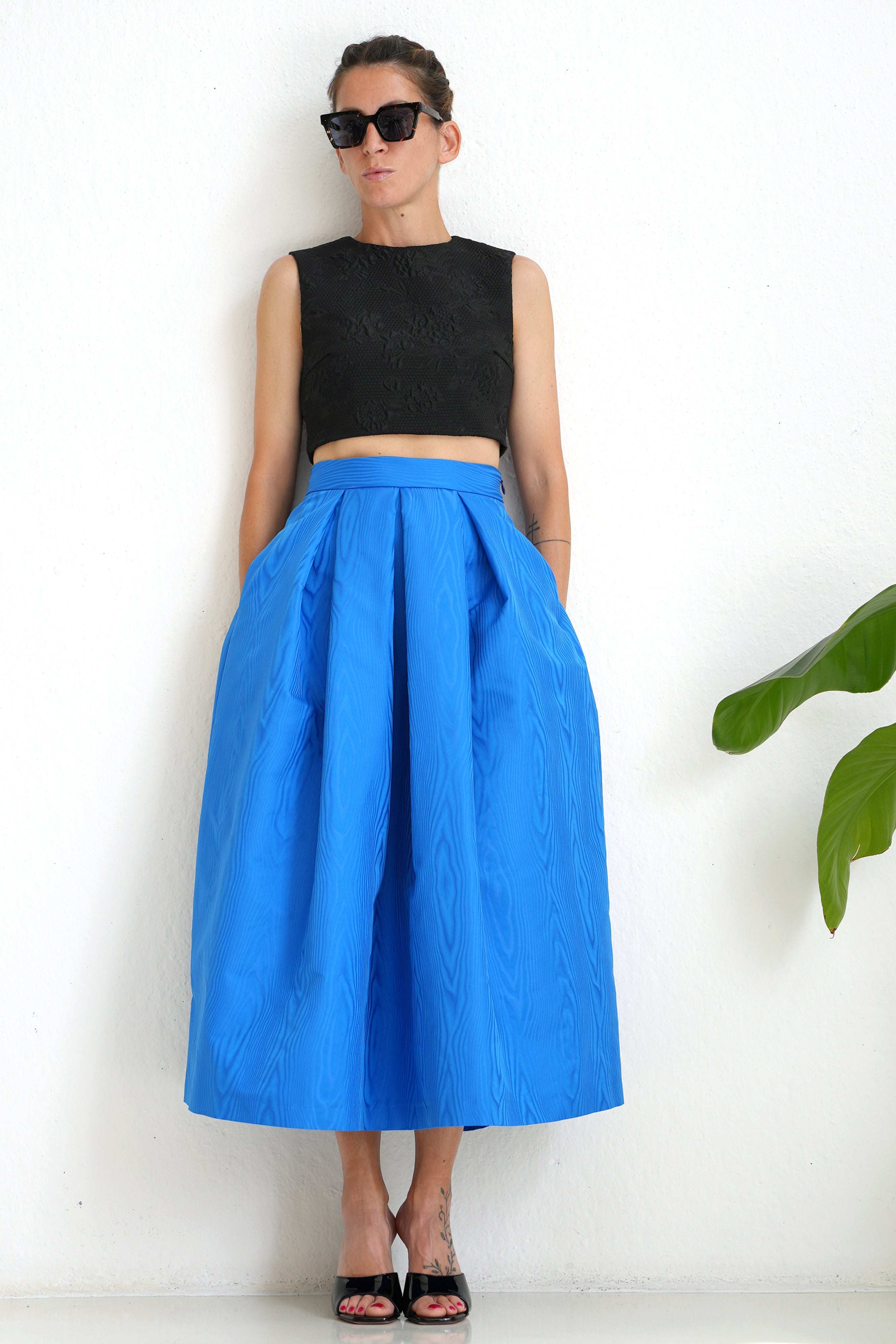 Blue midi jacquard moiré skirt with high waist and invisible zipper closure