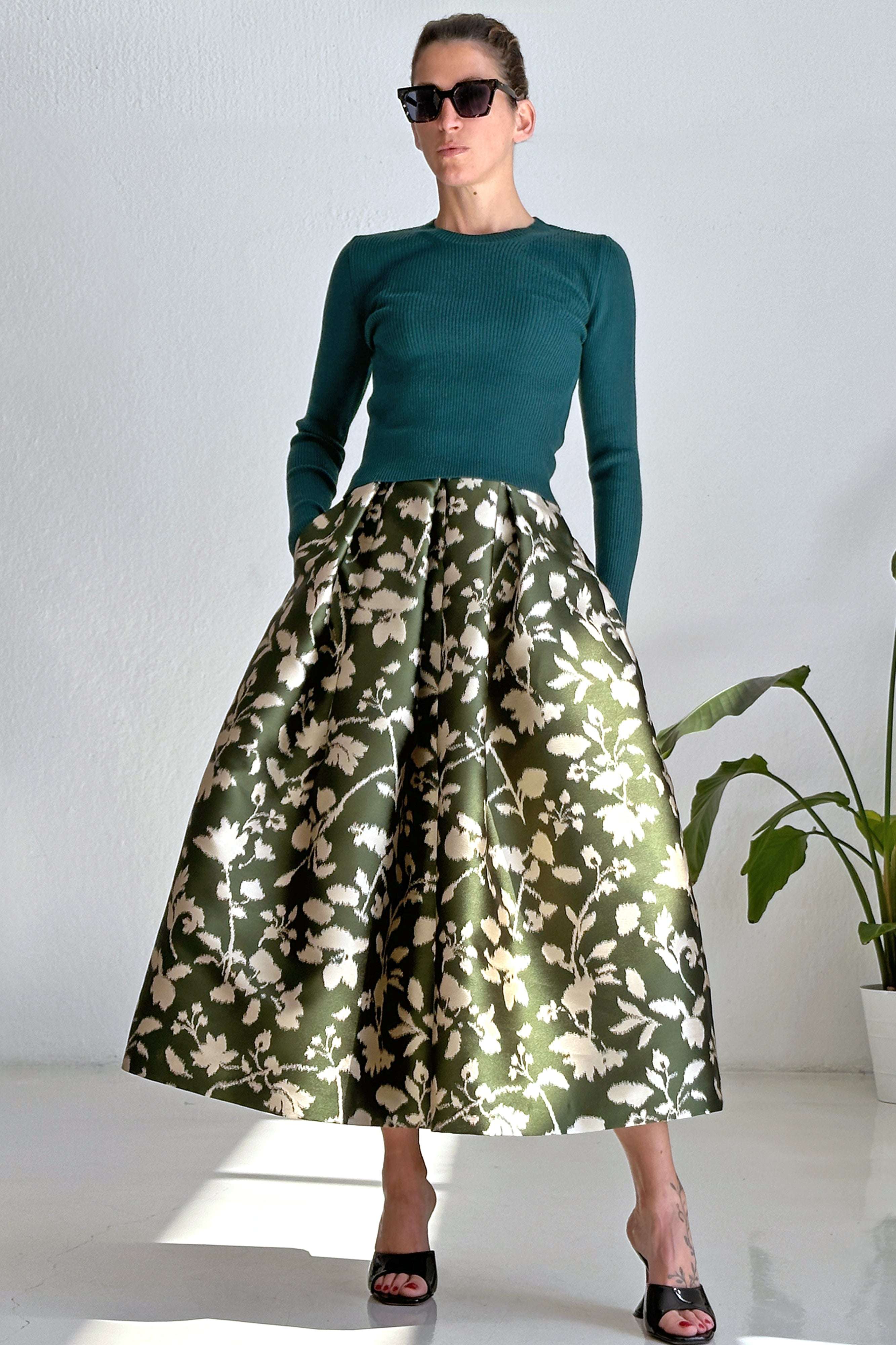 Gonna Midi Silva verde a pieghe con motivo floreale panna in jacquard strutturato, vita alta e tasche, made in Italy