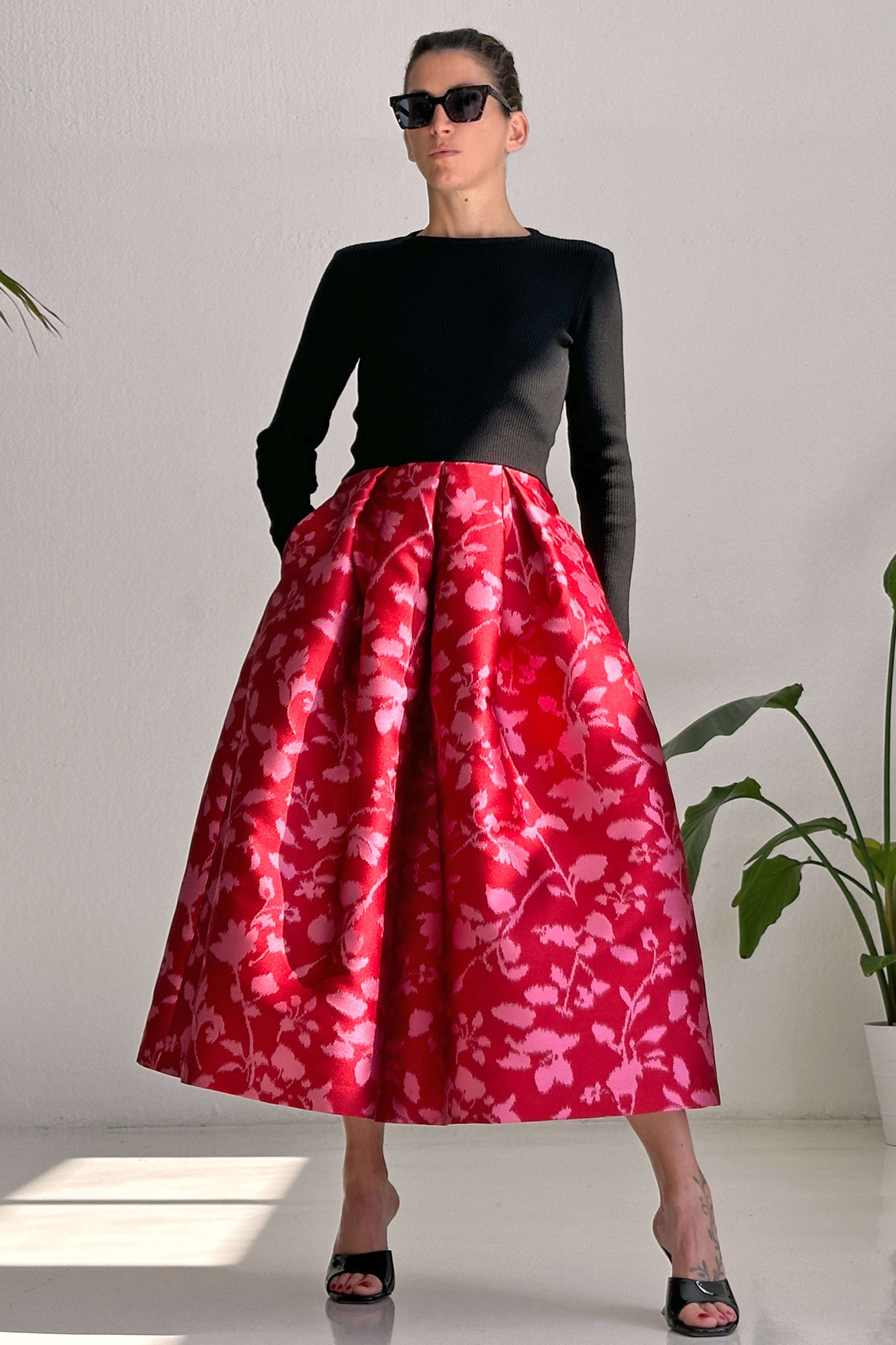 Woman wearing Gonna midi Silva red jacquard pleated skirt with pockets and high waist