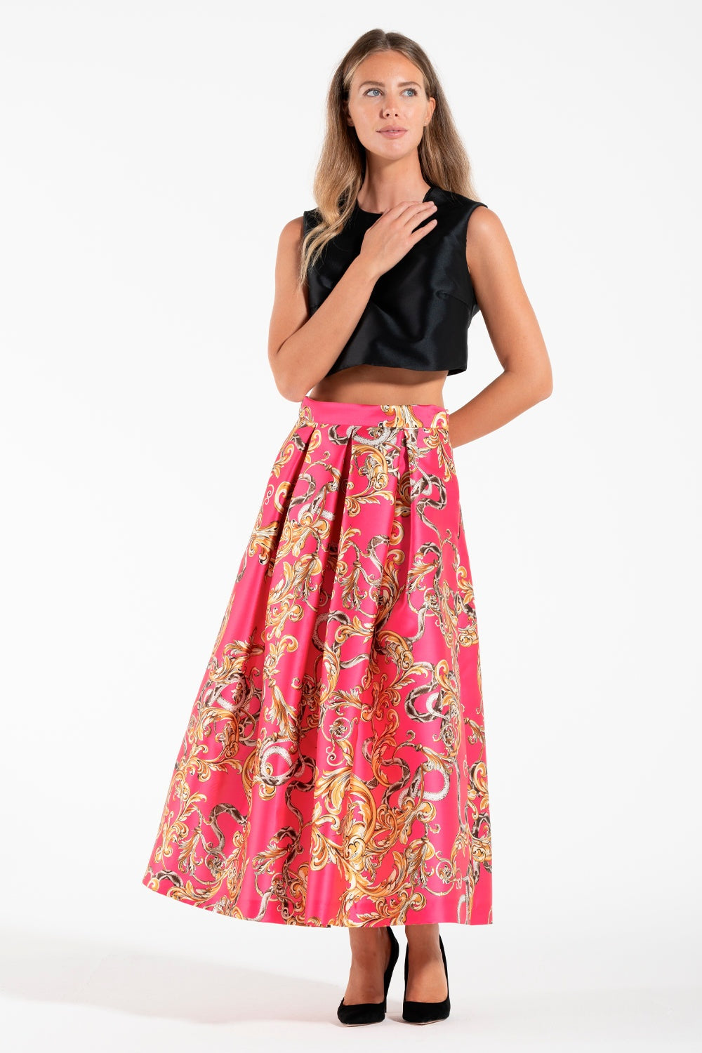 Woman wearing Gonna Luna K Snake midi skirt in fucsia with high waist and snake print pattern