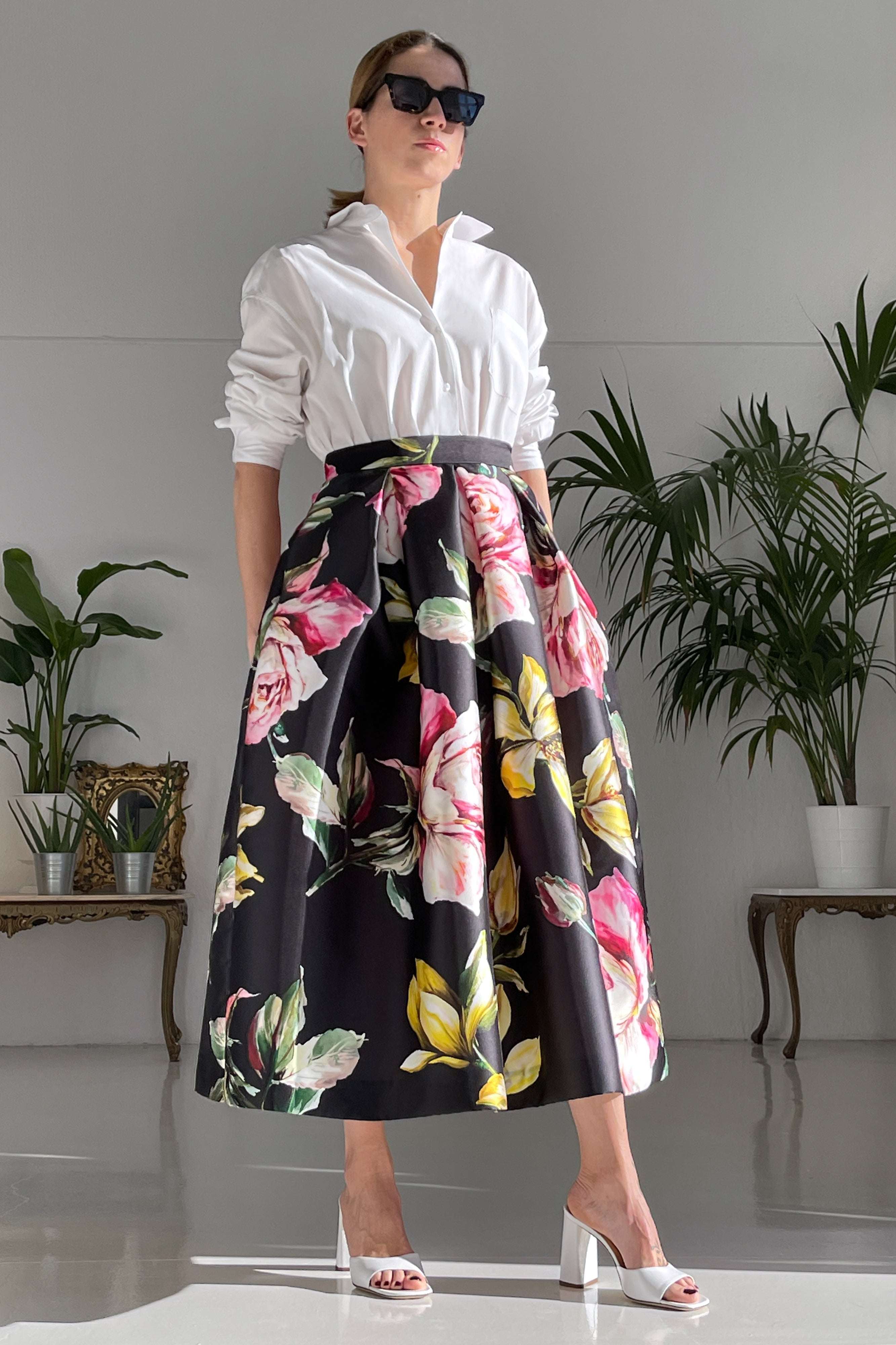 Woman wearing midi high-waisted Gonna Big Flowers skirt with floral print and white blouse