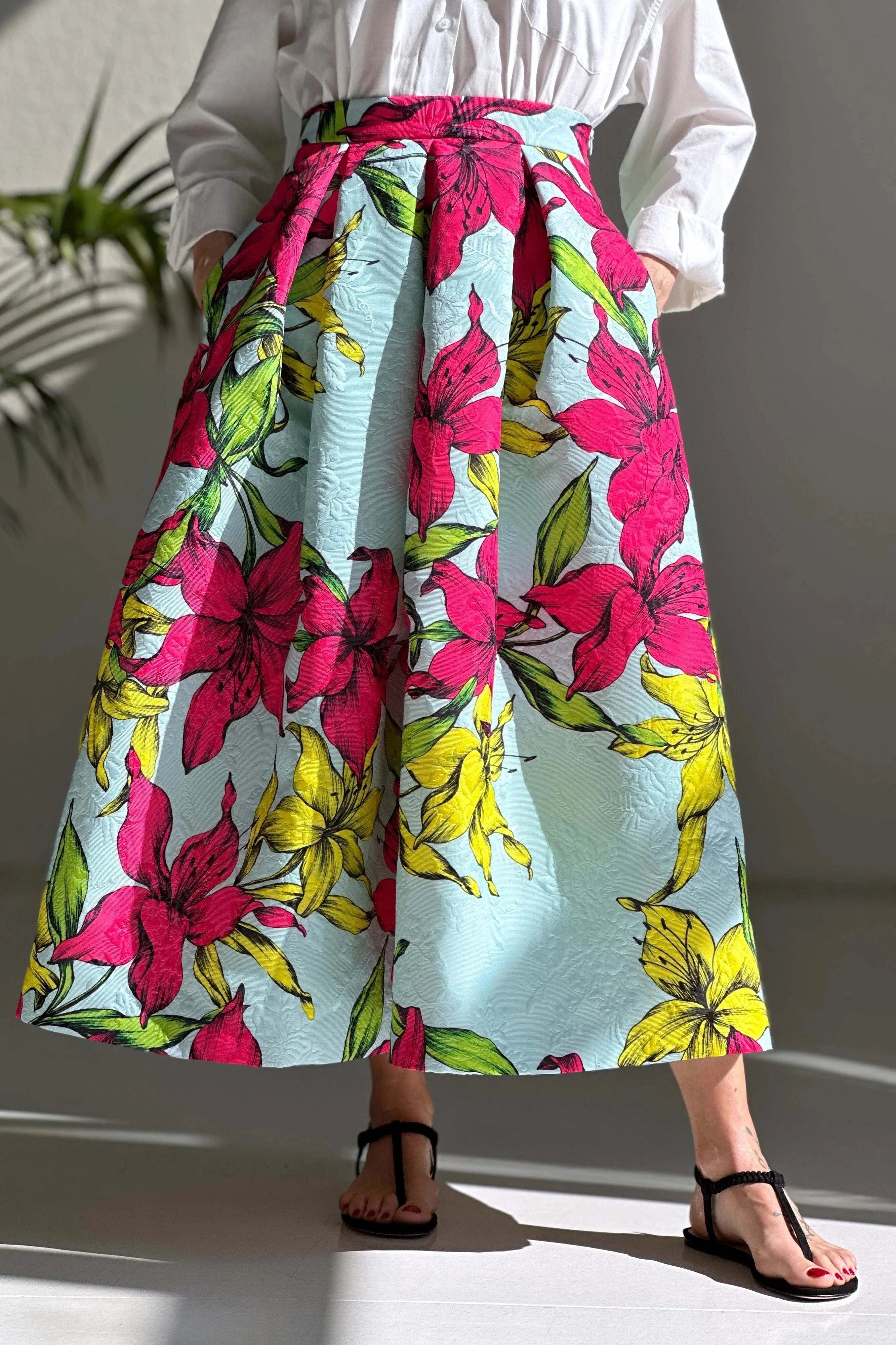 Gonna Jacquard midi skirt with large pink and yellow floral print on light blue fabric, high waist and pockets