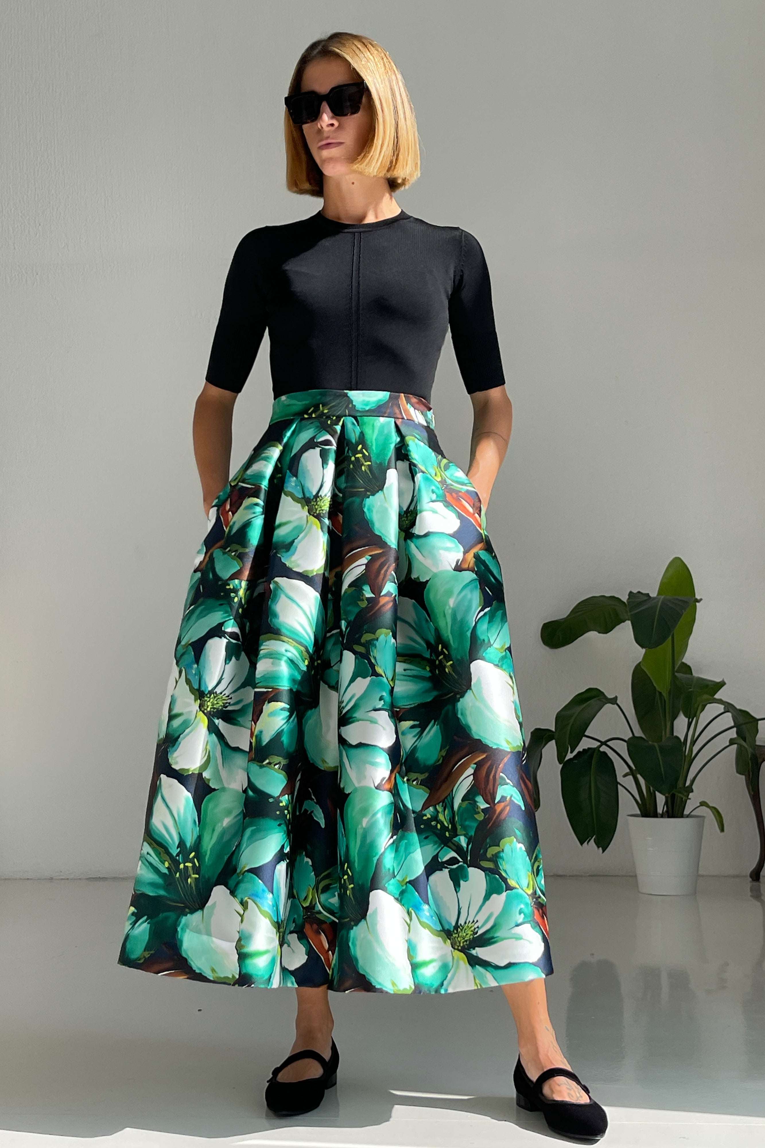 Woman wearing Gonna Big Flower green midi skirt with floral mikado fabric and black top