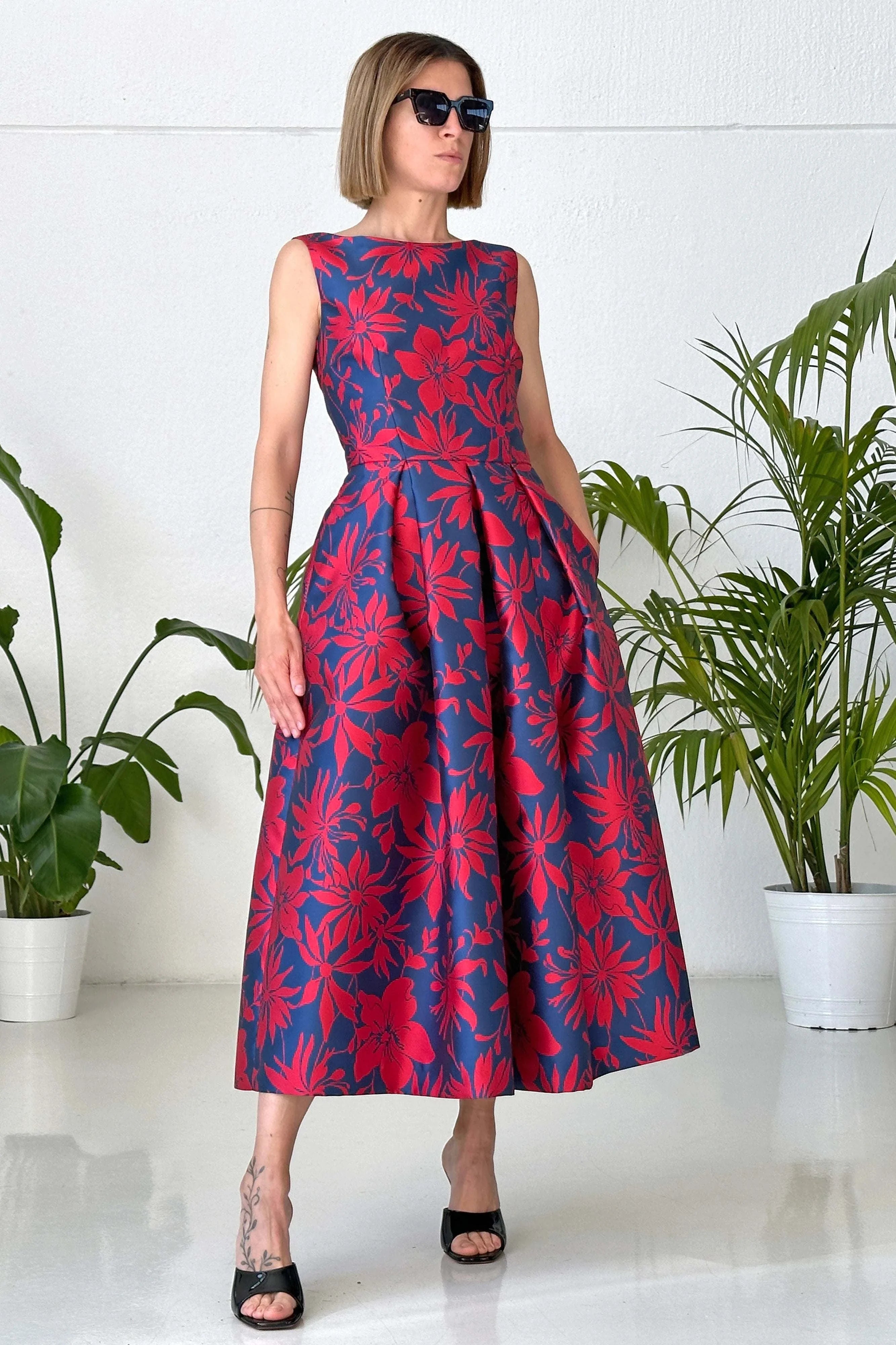 Sleeveless abito floral dress with red floral jacquard pattern and pleated skirt