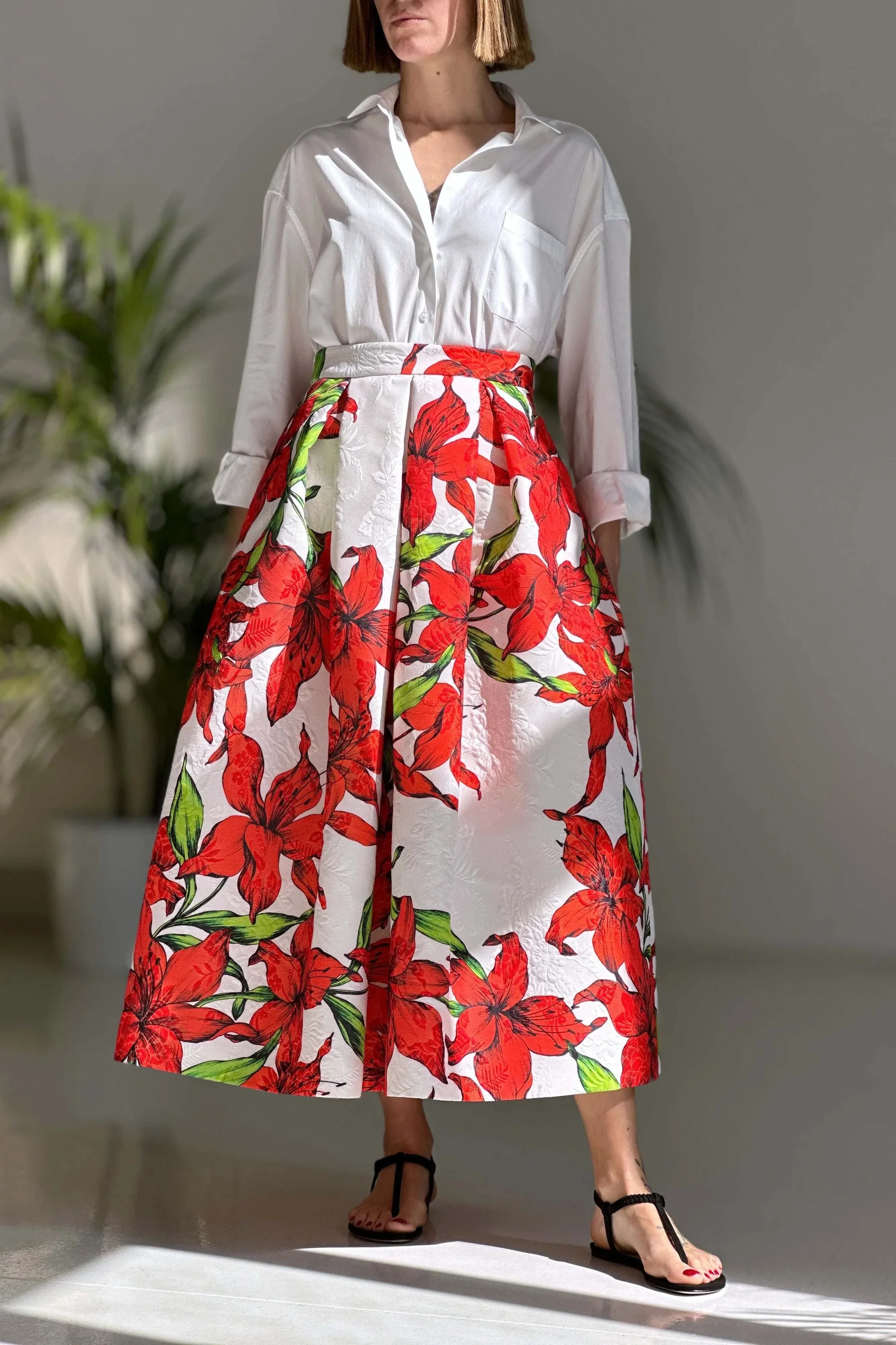 Midi jacquard skirt with large red flower print, high waist and invisible zipper closure.