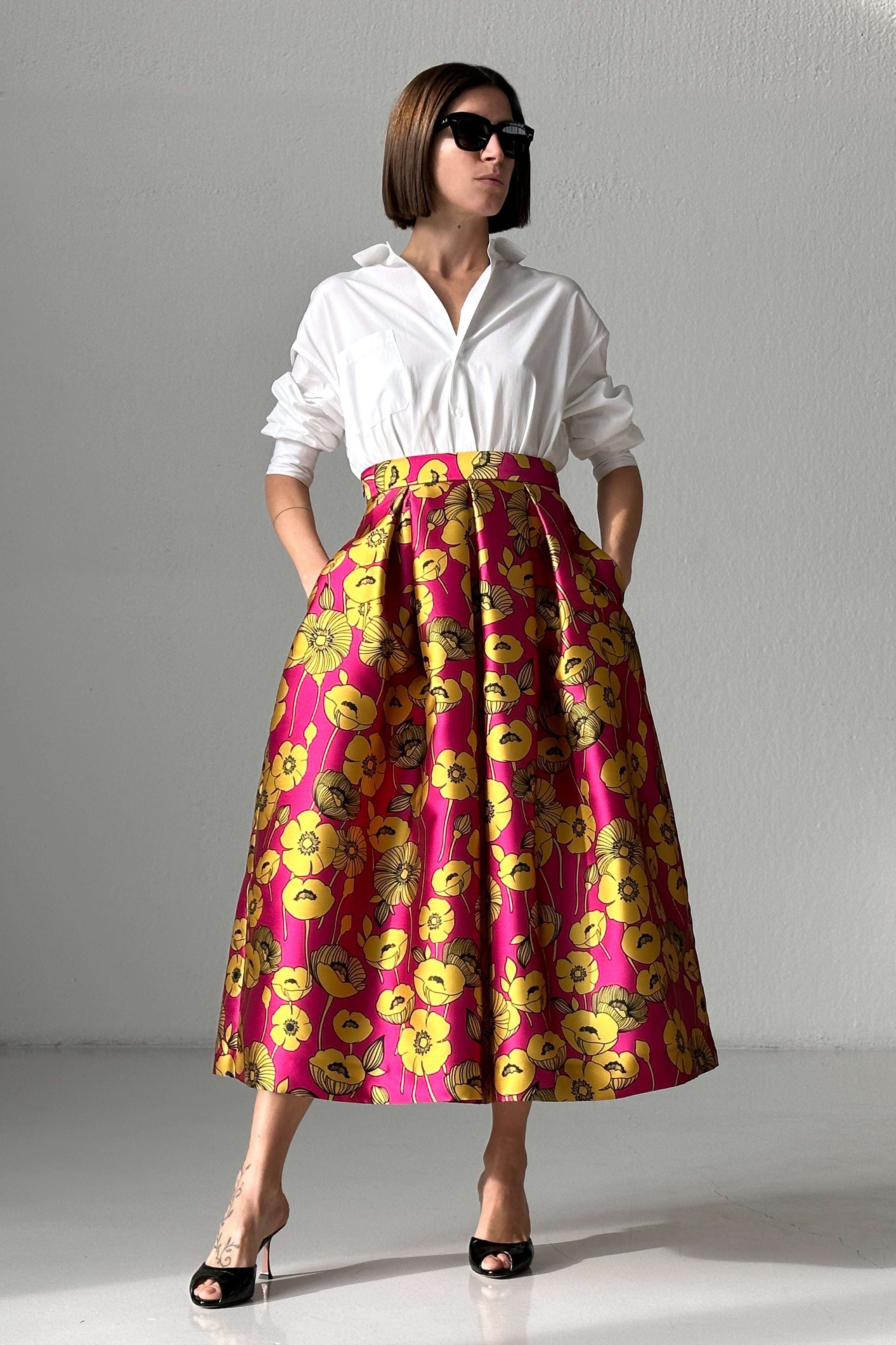 Woman wearing Gonna Spello midi high-waist floral mikado skirt with pockets and invisible zipper