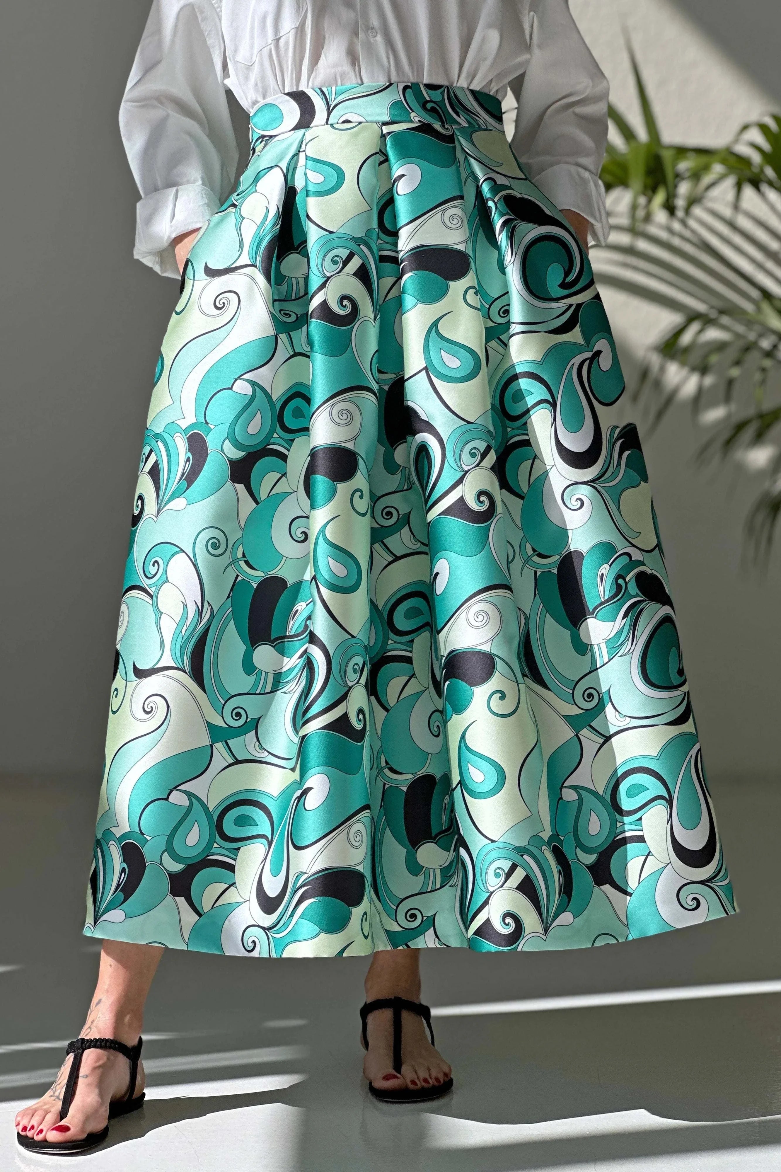Gonna Groovy 010 GR midi skirt with high waist and colorful mikado fabric print