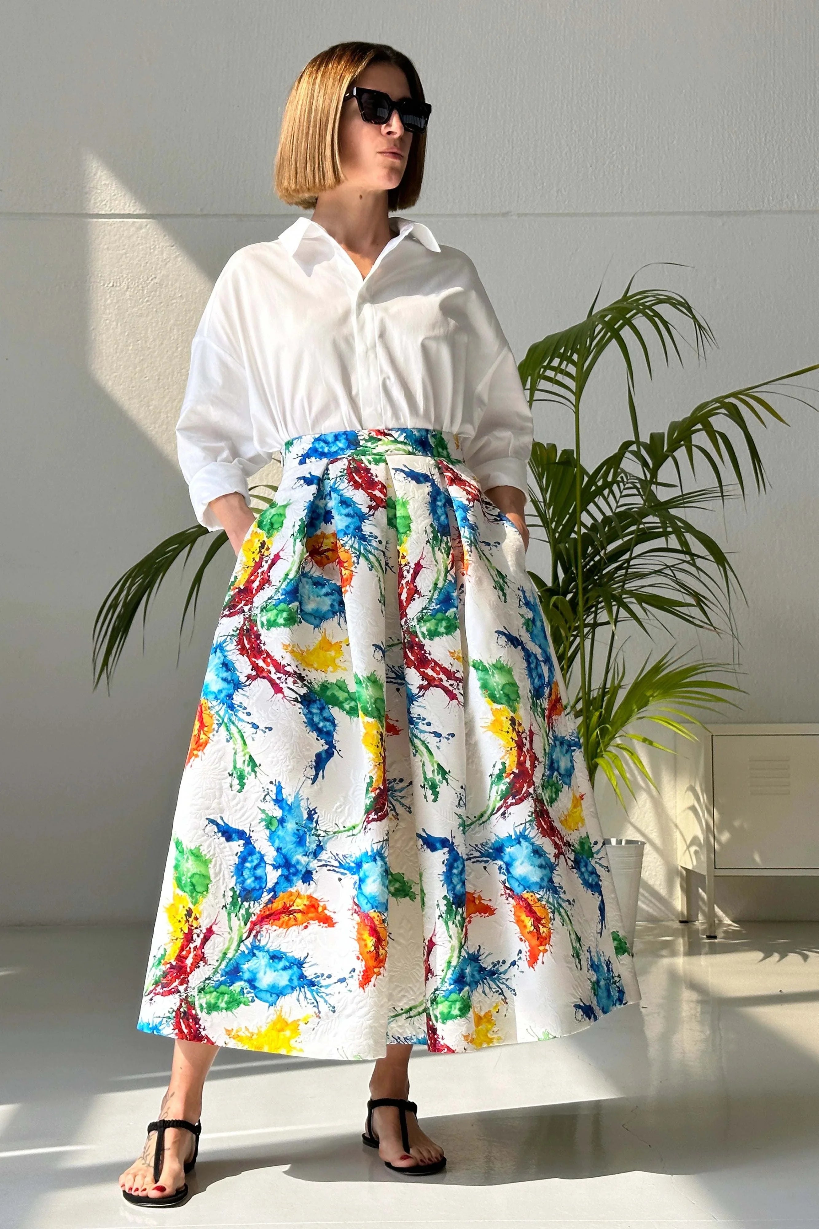 Woman wearing Gonna Splash White Pop midi jacquard skirt with colorful abstract print and white blouse