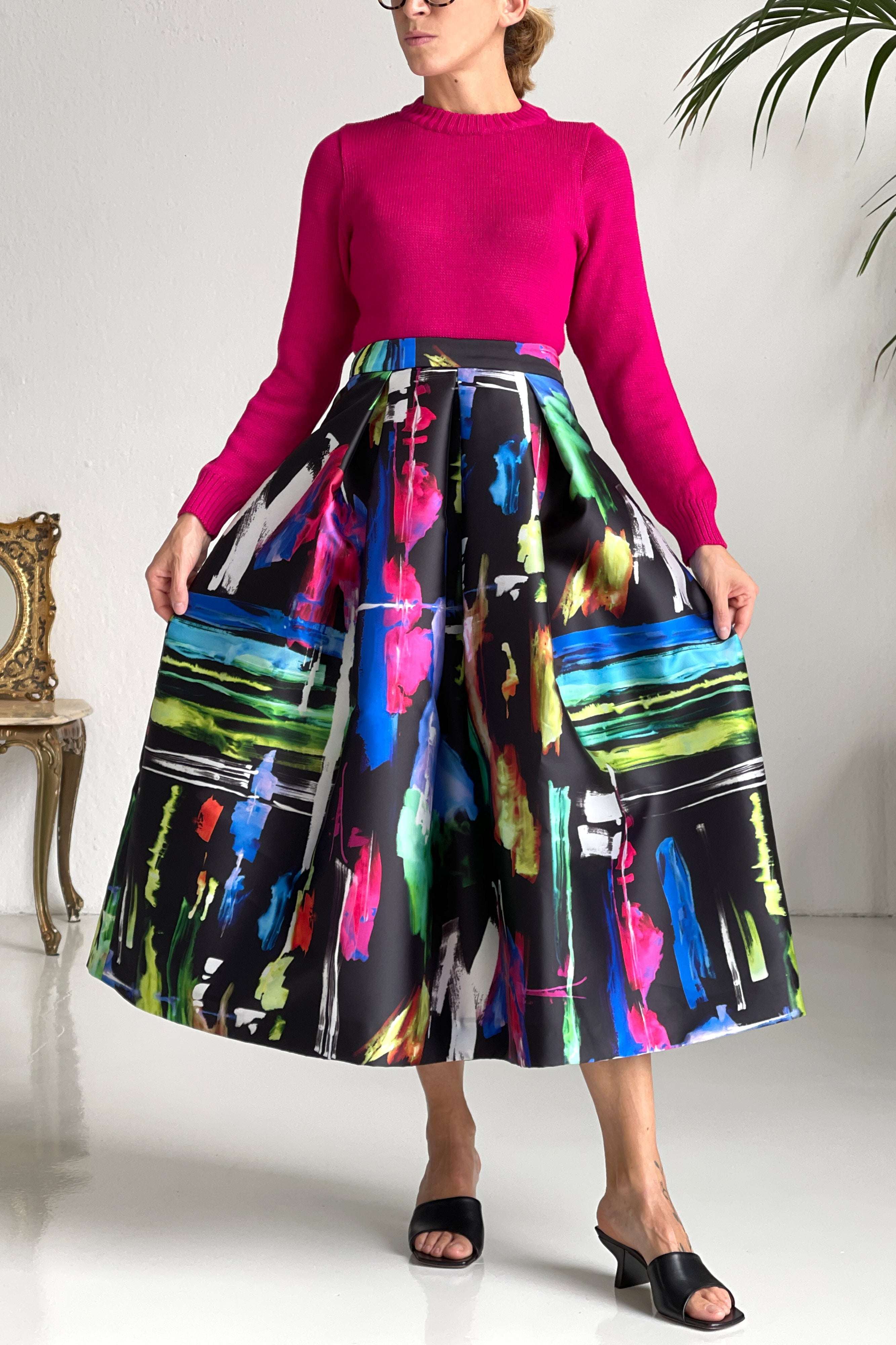 Woman wearing Gonna midi Pop black wide high-waisted midi skirt with colorful abstract print and invisible zipper closure