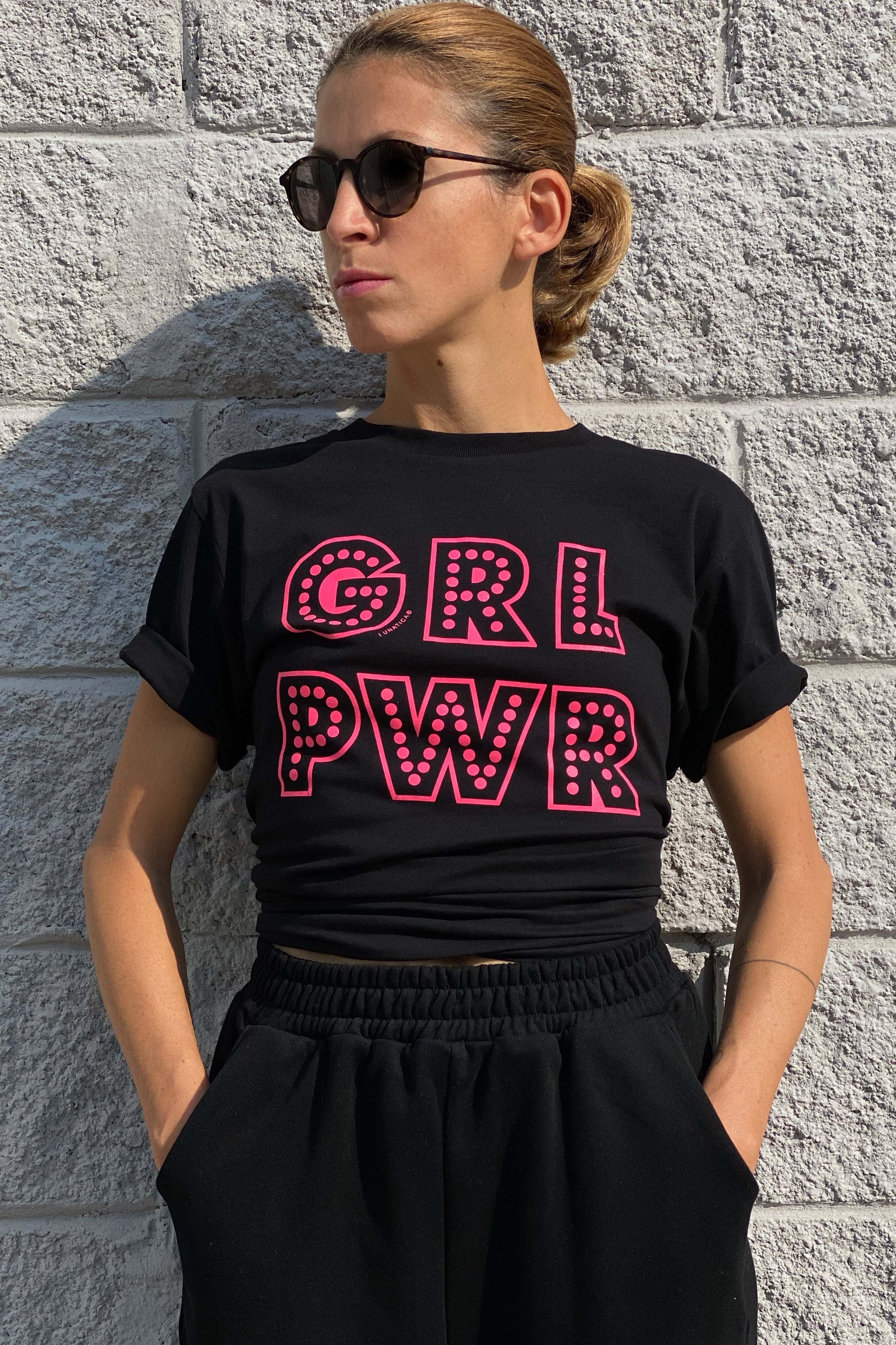 Donna indossa T-shirt Nera oversize in cotone biologico con stampa GRLPWR rosa